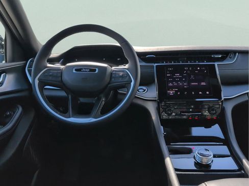 New 2025 Jeep Grand Cherokee Altitude image 29