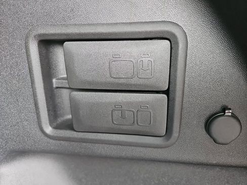 Used 2018 Chevrolet Equinox LT image 27