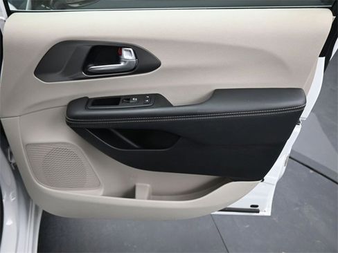 Used 2024 Chrysler Pacifica Touring-L image 24