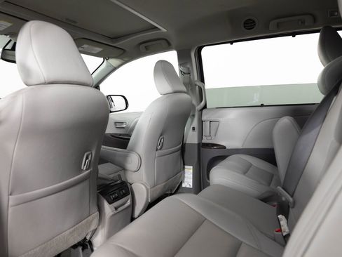 Used 2019 Toyota Sienna XLE FWD image 19