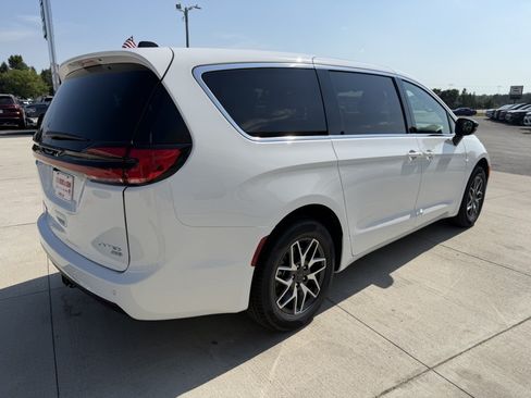 New 2027 Chrysler Pacifica Limited AWD/4WD image 7