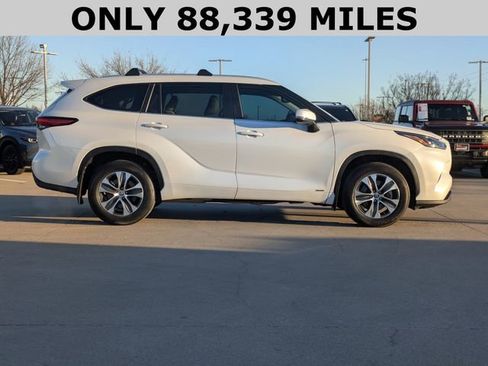 Used 2023 Toyota Highlander XLE image 4