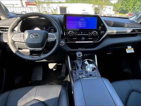 Certified 2025 Toyota Highlander Platinum AWD/4WD image 5