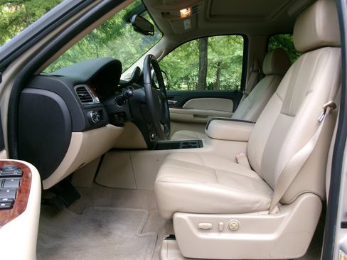 Used 2008 Chevrolet Suburban LT w/ LT Preferred Equipment Group RWD image 11