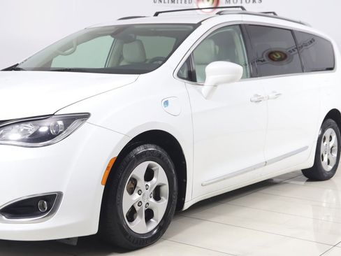 Used 2018 Chrysler Pacifica Touring-L FWD image 55
