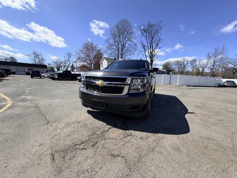 Used 2015 Chevrolet Suburban LT image 2