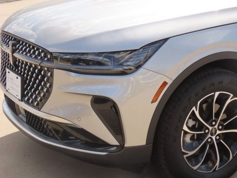 Certified 2025 Lincoln Nautilus Premier AWD/4WD image 3