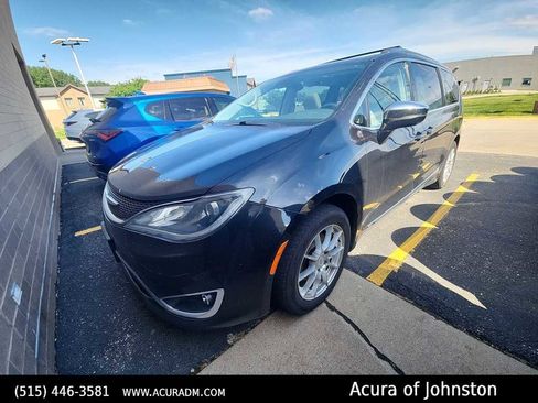Used 2018 Chrysler Pacifica Limited w/ Tire & Wheel Group FWD image 1