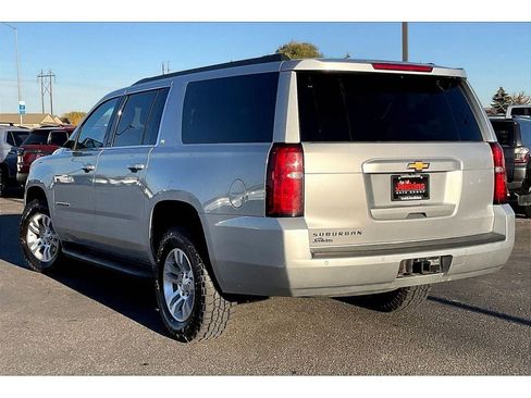 Used 2018 Chevrolet Suburban LT image 13