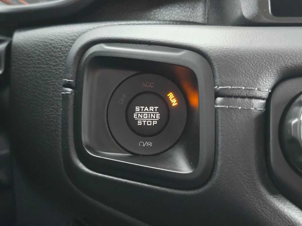 Used 2025 Jeep Wrangler Unlimited Sahara AWD/4WD image 28