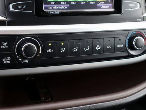 Used 2019 Toyota Highlander LE image 29