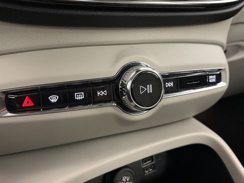 Used 2021 Volvo XC40 T5 Momentum w/ Premium Package image 24