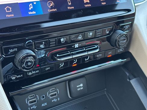 New 2025 Jeep Grand Cherokee Limited w/ Luxury Tech Group II image 21