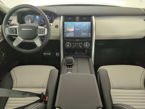 Used 2025 Land Rover Discovery Dynamic SE image 13