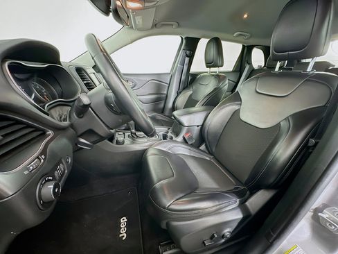 Used 2019 Jeep Cherokee Latitude Plus w/ Comfort/Convenience Group image 13