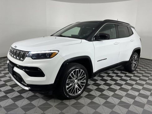 Used 2023 Jeep Compass Limited w/ Elite Group AWD/4WD image 4