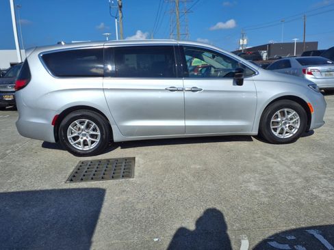 Used 2024 Chrysler Pacifica Touring-L FWD image 26