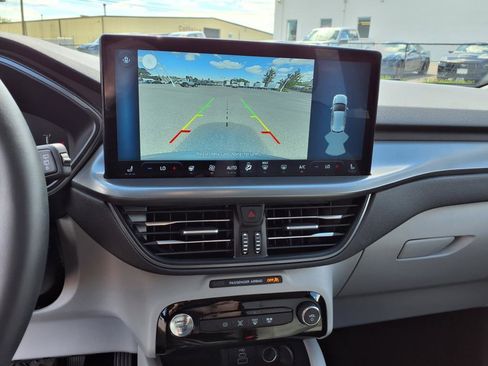 Used 2025 Ford Escape SE w/ Class II Trailer Tow Package image 16