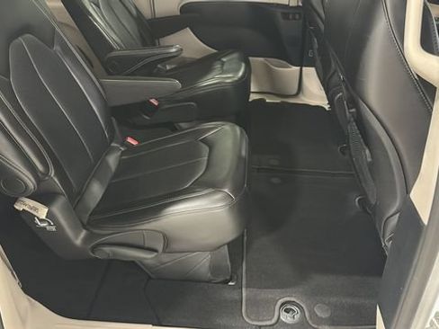 Used 2024 Chrysler Pacifica Touring-L FWD image 27