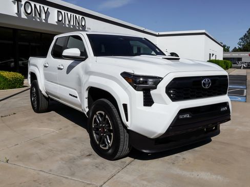 Used 2025 Toyota Tacoma TRD Sport AWD/4WD image 2