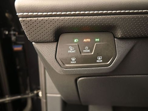 Used 2024 Volkswagen Atlas Cross Sport SE image 31