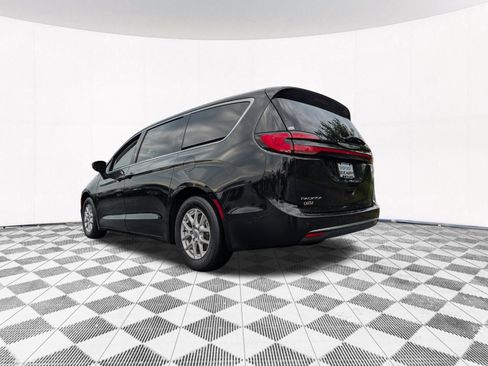 Used 2023 Chrysler Pacifica Touring-L FWD image 11