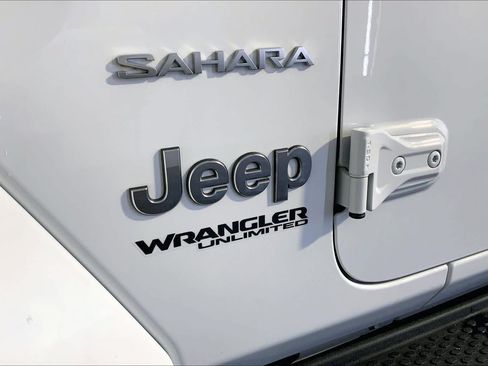 Used 2021 Jeep Wrangler Unlimited Sahara w/ Dual Top Group AWD/4WD image 33