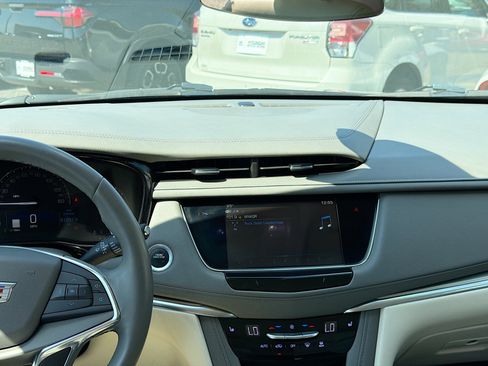 Used 2018 Cadillac XT5 Luxury w/ Driver Awareness Package image 19