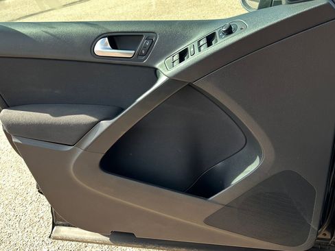 Used 2017 Volkswagen Tiguan S image 23