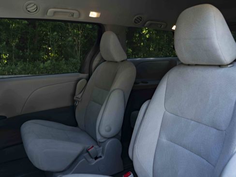 Used 2019 Toyota Sienna L FWD image 18