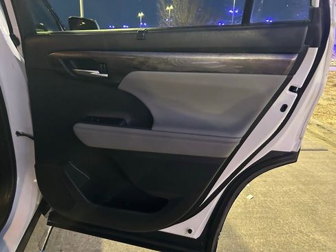 Used 2023 Toyota Highlander Limited image 20