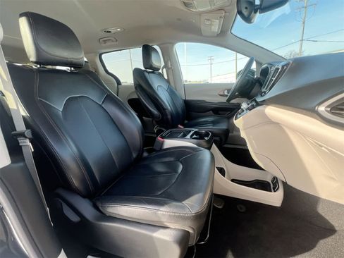 Used 2019 Chrysler Pacifica Touring-L image 22