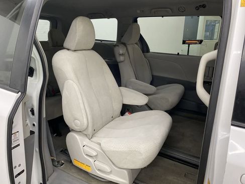 Used 2012 Toyota Sienna LE image 17