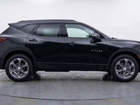 Used 2025 Chevrolet Blazer LT FWD image 11