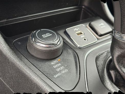 Used 2021 Jeep Cherokee Latitude AWD/4WD image 21