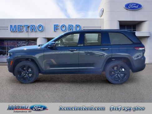 Used 2023 Jeep Grand Cherokee Altitude AWD/4WD image 6