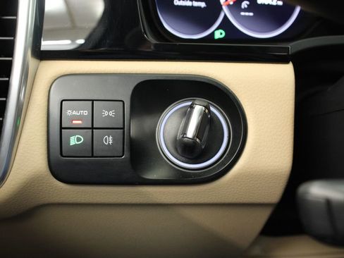 Certified 2023 Porsche Cayenne Platinum Edition image 19