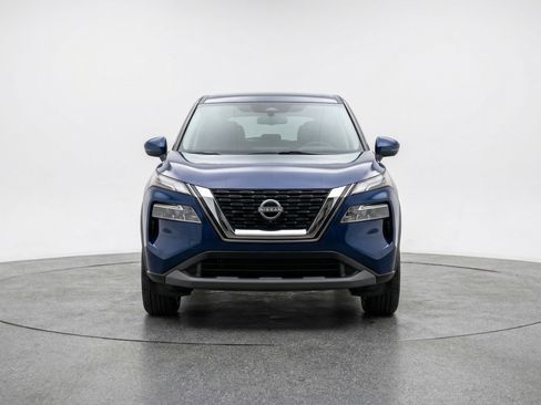 Used 2025 Nissan Rogue SV image 2