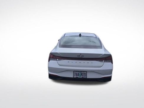 Used 2021 Hyundai Elantra SE w/ Cargo Package FWD image 9
