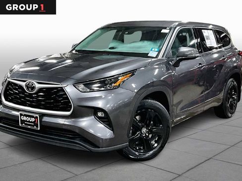 Certified 2022 Toyota Highlander LE image 1
