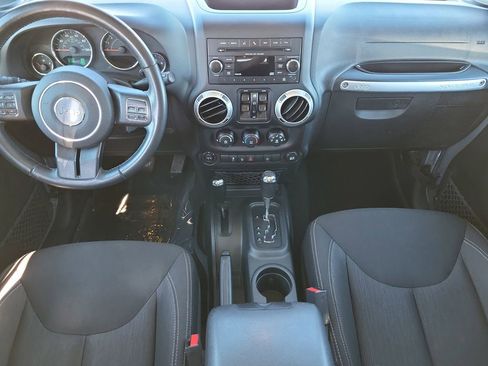 Used 2017 Jeep Wrangler Unlimited Sahara w/ Connectivity Group AWD/4WD image 13