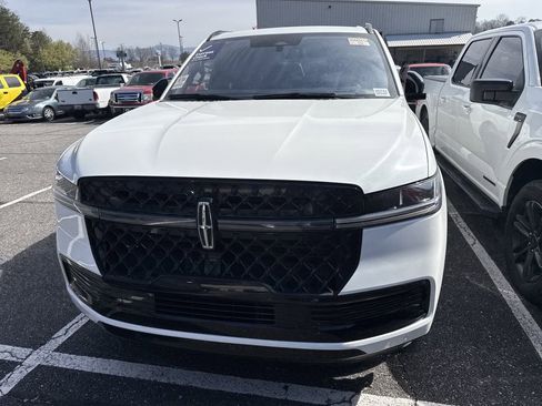 Used 2025 Lincoln Navigator Reserve w/ Jet Appearance Package image 5