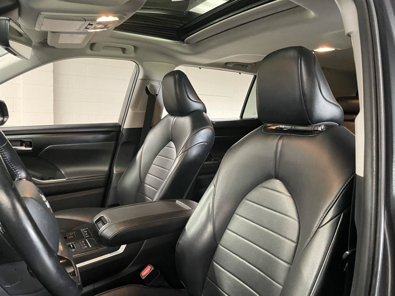 Used 2021 Toyota Highlander XLE AWD/4WD image 22