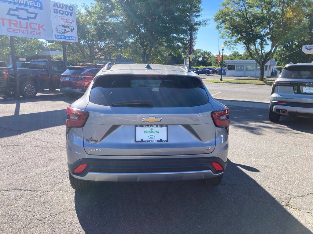 Used 2024 Chevrolet Trax LT w/ Driver Confidence Package FWD image 28