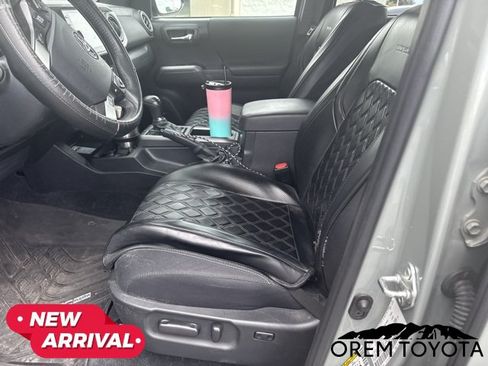 Used 2023 Toyota Tacoma TRD Off-Road w/ Black Out Package (TMS) AWD/4WD image 10