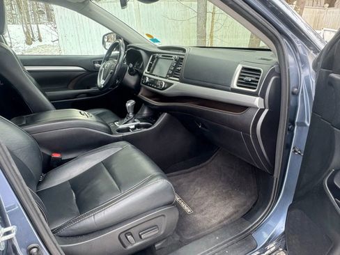 Used 2017 Toyota Highlander XLE image 17
