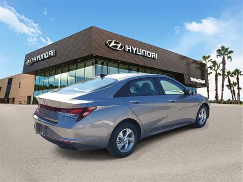 Used 2023 Hyundai Elantra SE image 3