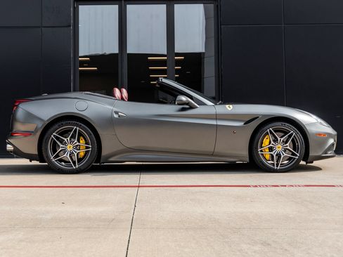 Used 2016 Ferrari California T RWD image 11