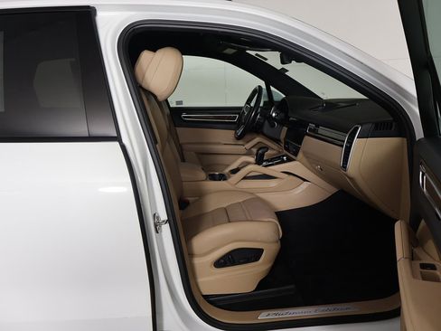 Used 2023 Porsche Cayenne Platinum Edition image 31