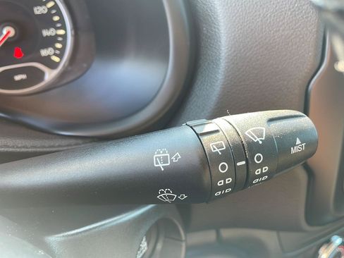 Used 2016 Jeep Renegade Latitude FWD image 17